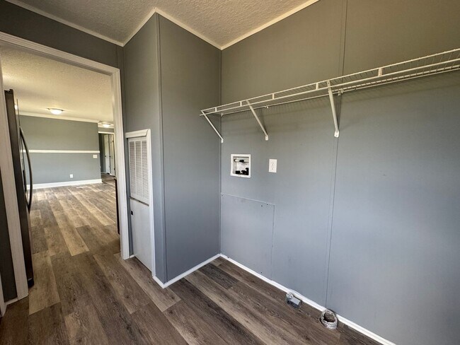 Building Photo - Loris - 3 Bedroom / 2 Bathroom Manufacture...