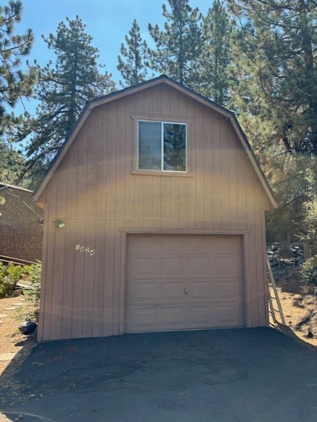 Building Photo - Charming Mountain Retreat with Loft & Scenic Deck in Pine Mountain Club