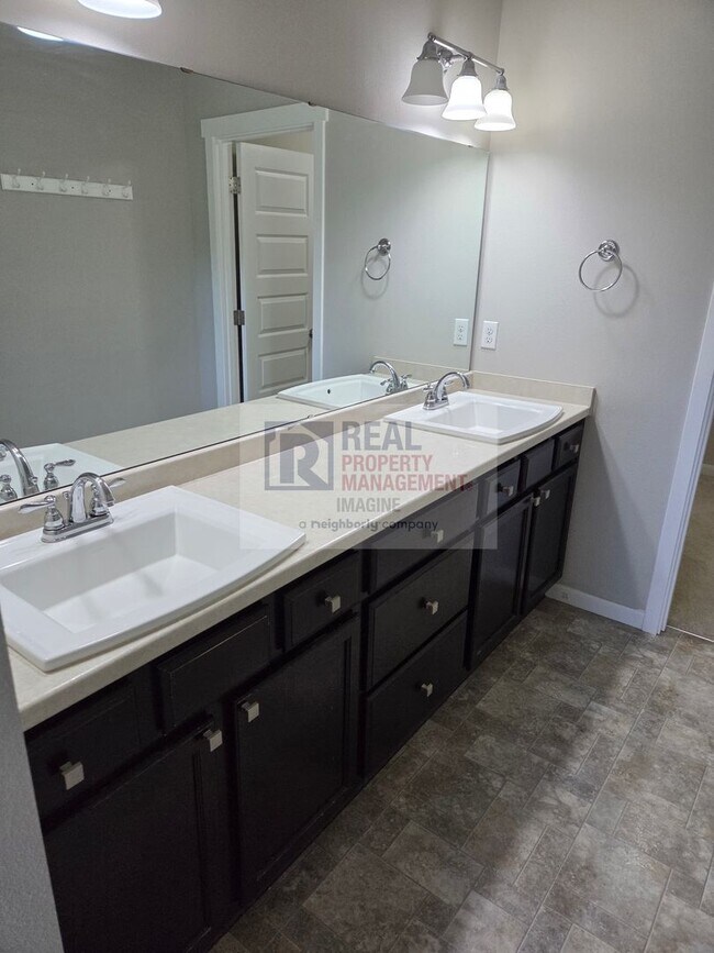Building Photo - Modern 3 Bedroom, 2.5 Bath Home In Quiet Community!