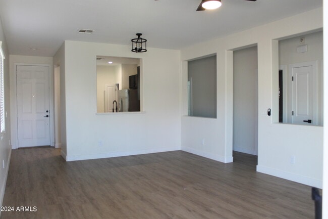 Building Photo - 739 W Dana Dr