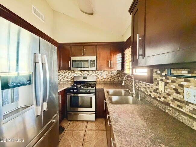 Building Photo - 9150 Bur Oak Cir