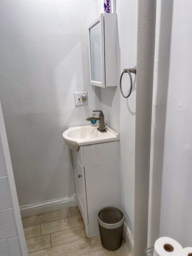 Building Photo - 34 E Newton St