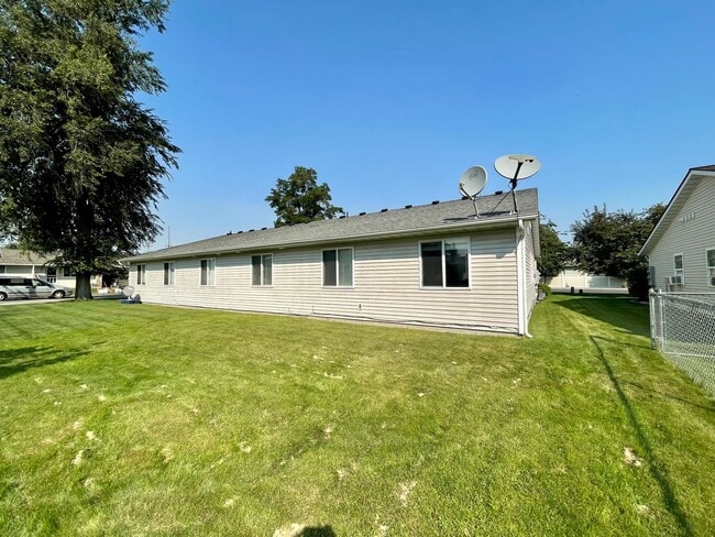 Building Photo - 1606 E Best Ave