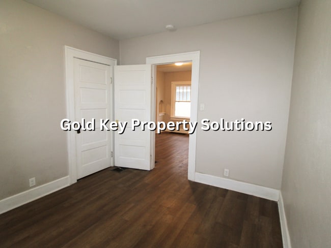 Building Photo - Spacious 2 BR 1 BA House with Covered Front Porch (SECTION 8 APPROVED)