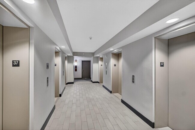 Building Photo - 1750 N Bayshore Dr