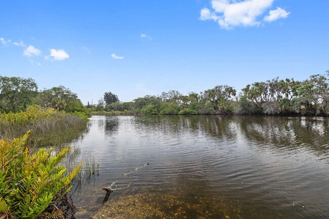 Building Photo - "Spacious 4-Bedroom Retreat with 3400 Sq Ft of Comfort in Gibsonton, FL!"