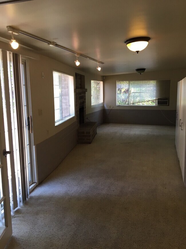 Building Photo - 4 Bedroom 2 Bath Home in College Area near...