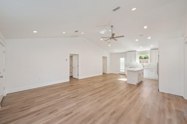 Building Photo - 68 Iris Ln