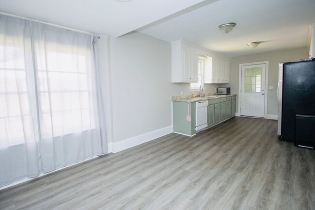 Building Photo - 3 Bedroom, 1 Bathroom Charmer in Cayce - A...