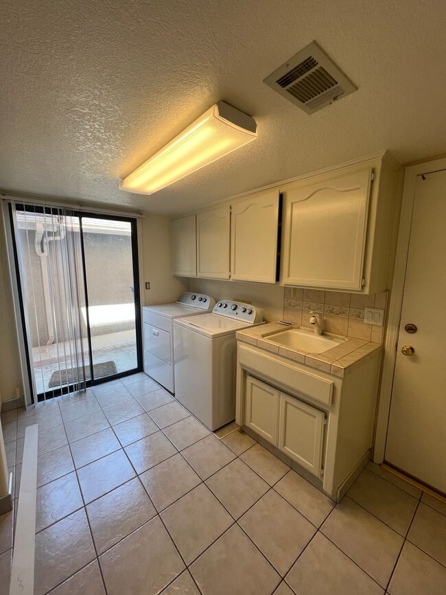 Building Photo - Rio Bravo Home