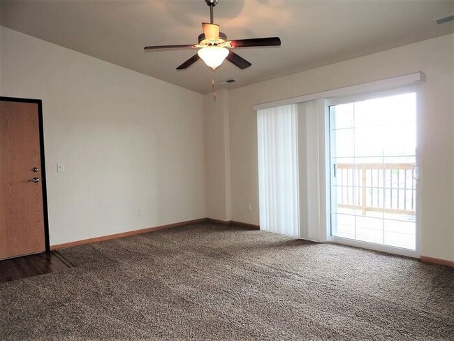 Building Photo - $1,085 | 2 Bedroom, 2 Bathroom 3rd Floor C...