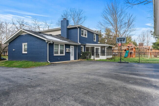 Building Photo - Eye Catching Large 4-Bedroom Home in Murfr...