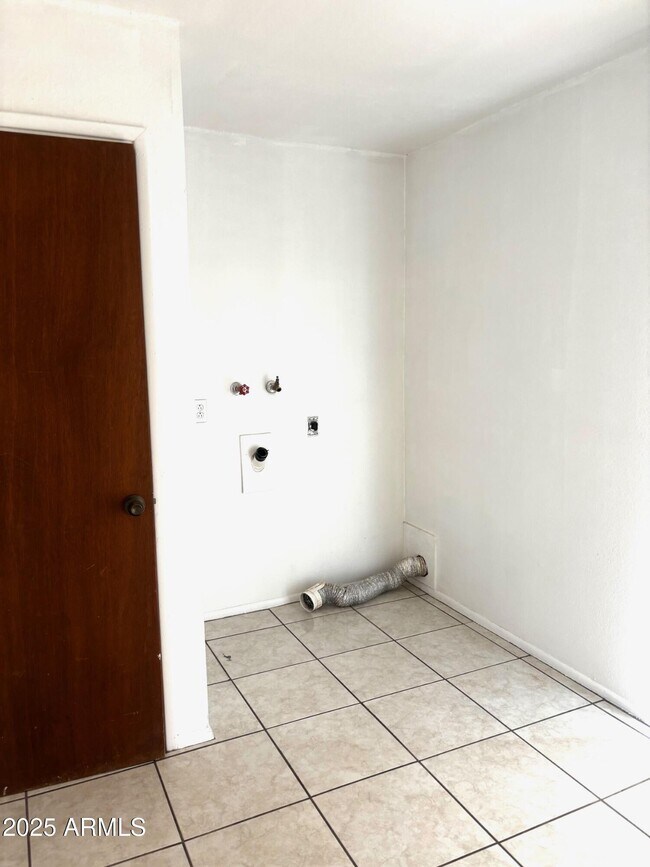 Building Photo - 2135 Hohokam Dr