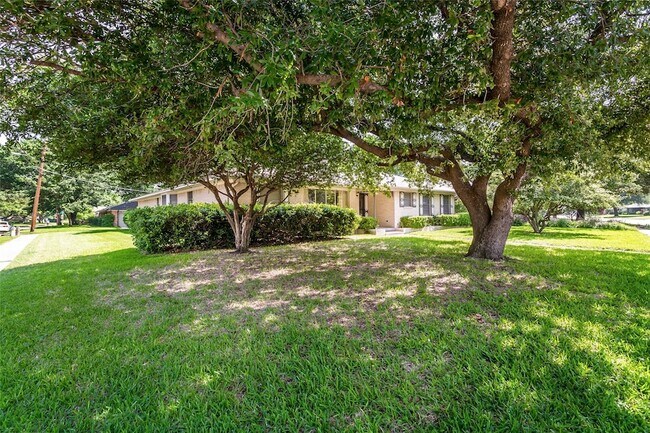 Building Photo - 6105 E University Blvd