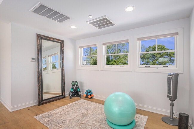 Building Photo - 6736 Saugatuck Bch Rd