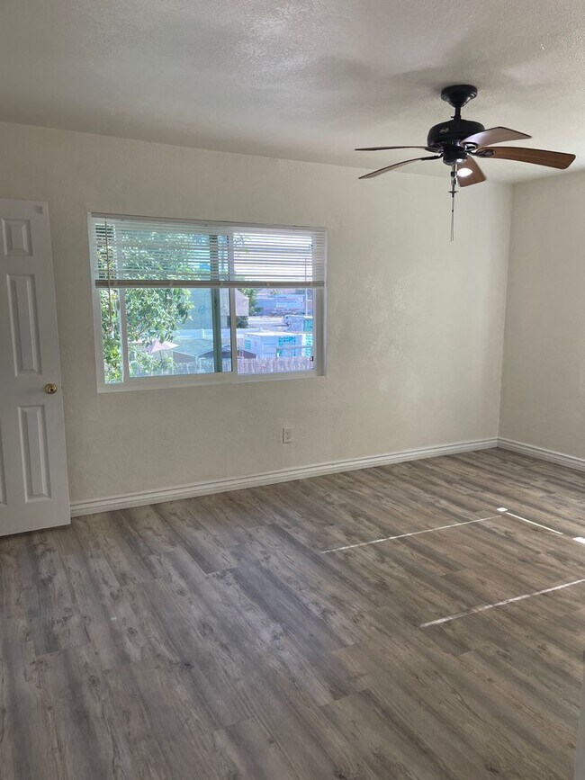 Building Photo - Large Upper 1 Bedroom 1 Bath in Long Beach!
