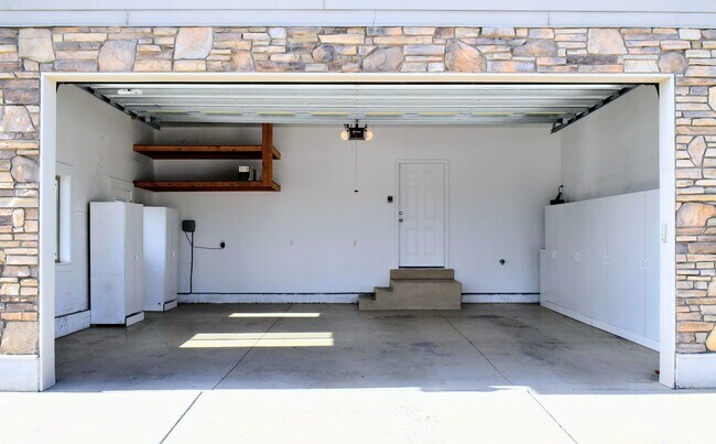 Building Photo - 1022 E Old Mill Dr