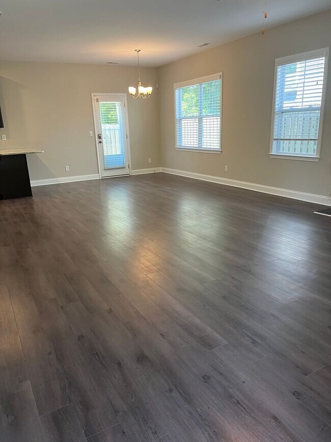 Building Photo - Large home, Pet friendly