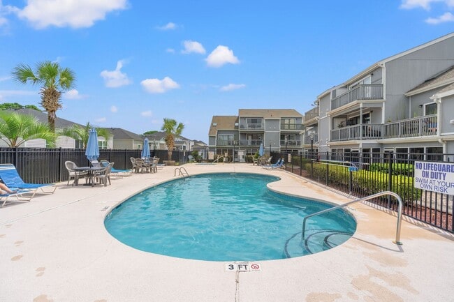 Building Photo - Fully furnished condo minutes from the beach!