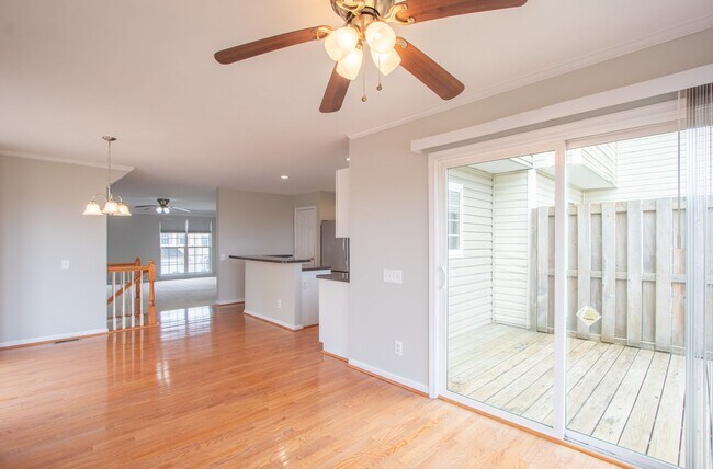 Building Photo - Great Views Overlooking the Golf Course - Large 3 Bedroom End unit TownHouse