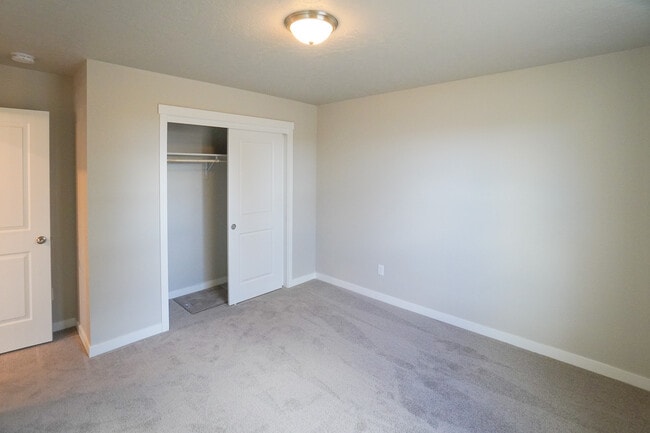 Building Photo - 2814 N Cherry Grove Way