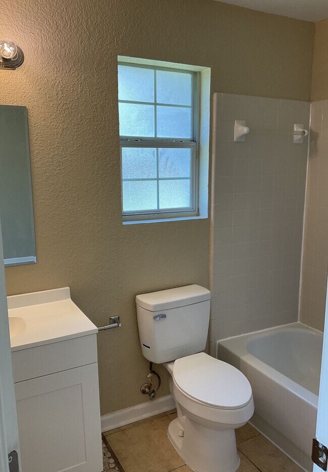 Building Photo - AVAILABLE NOW!