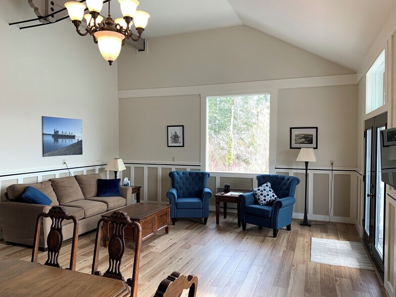 Living Room - 957 Steamboat Slough Rd