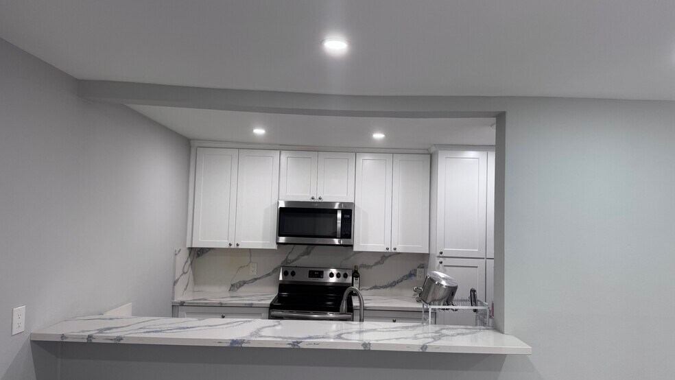 Building Photo - 1127 E Del Mar Blvd