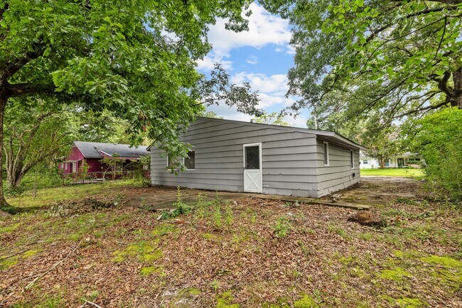 Building Photo - Charming 4 Bedroom, 2 Bathroom house
