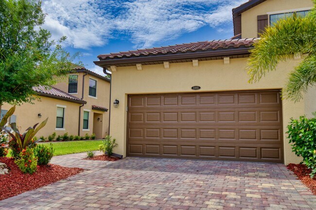 Building Photo - Seasonal Short-Term Coach Home 2-Bedrooms plus den, 2-Bath in Gran Paradiso!