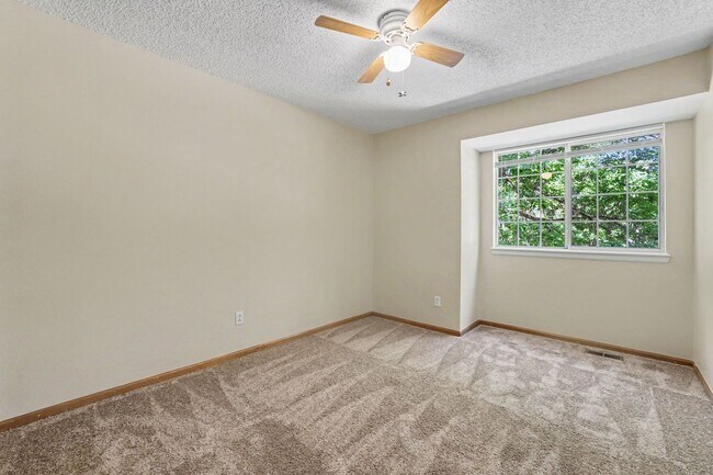 Building Photo - Spacious 5 Bedroom Home with Fenced Yard & 2 Car Garage