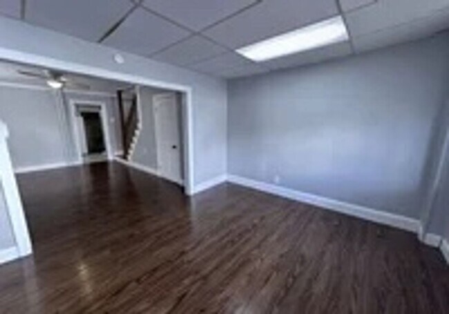 Building Photo - MOVE IN READY - 3 Bedroom 1 1/2 Bath Twin ...
