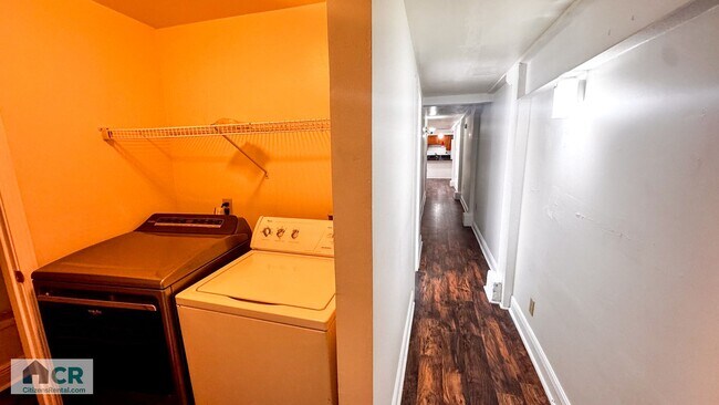 Building Photo - Spacious 3bd/3ba on Broadway!