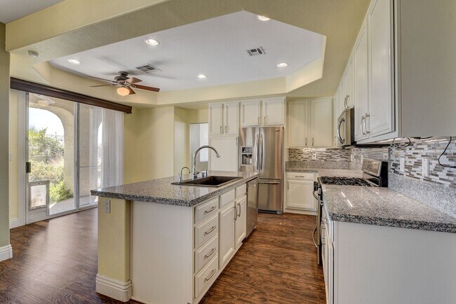 Building Photo - Stunning Summerlin Pool Home!
