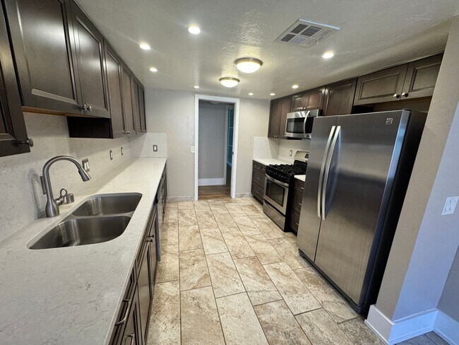 Building Photo - Beautiful 3-bed, 3-bath Home