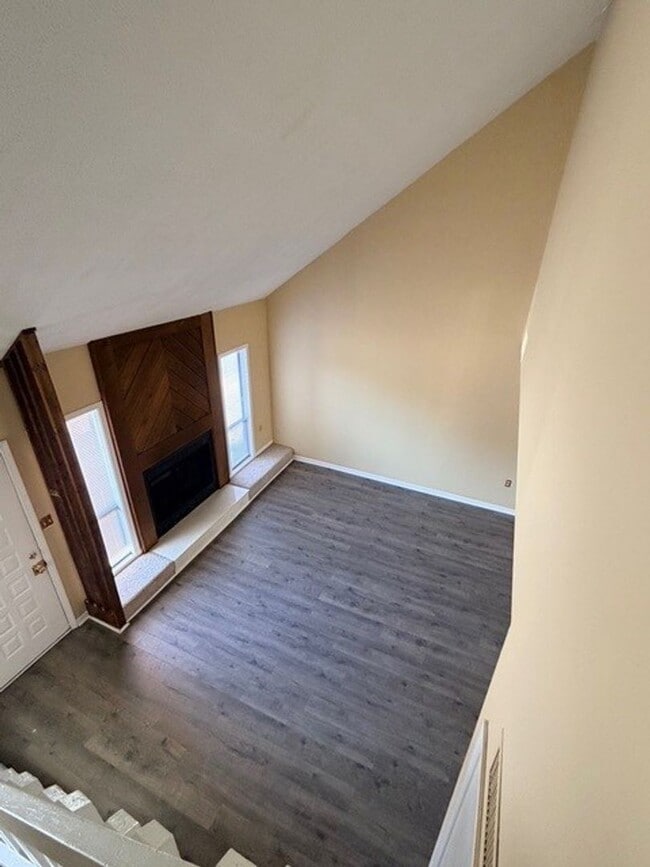 Building Photo - Rock Knoll