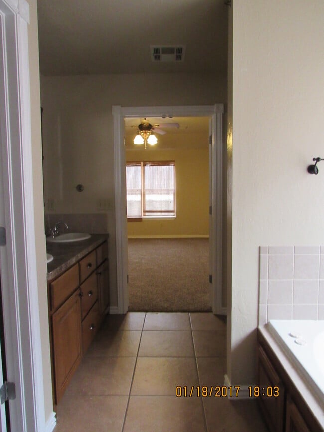 Building Photo - BEAUTIFUL HOME IN WOLFCREEK AREA!!!