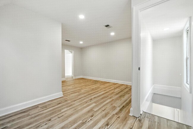 Building Photo - 260 E Beecher St