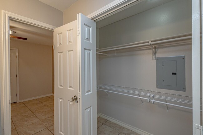 Building Photo - 104 Belaire Dr