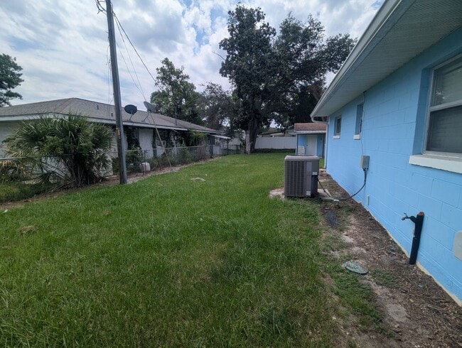 Building Photo - 1513 Akron Dr