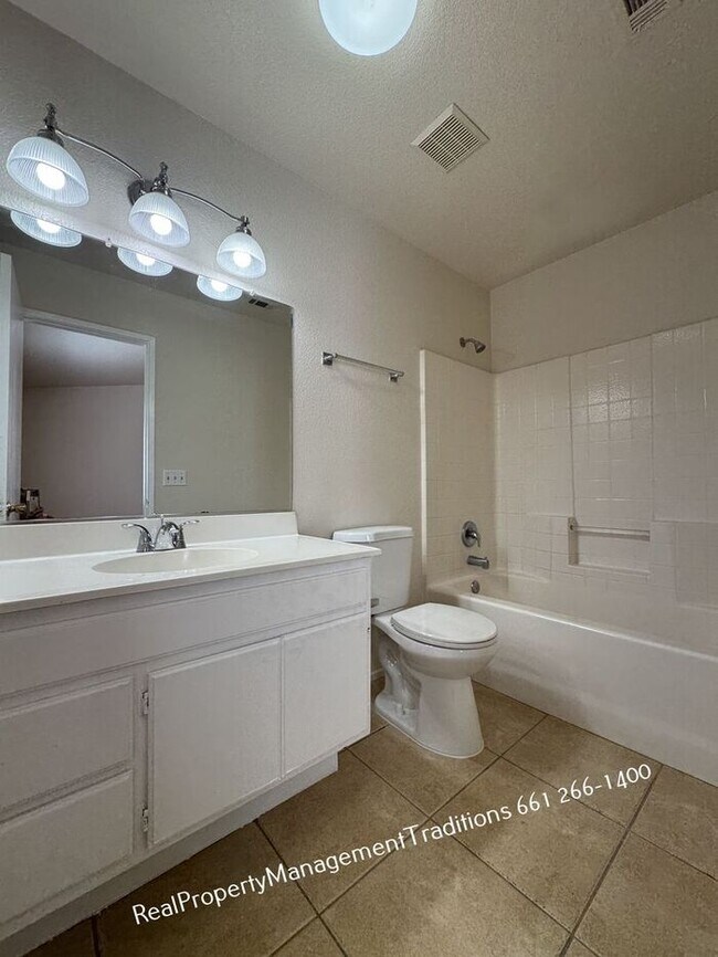 Building Photo - charming 3+2 in Lancaster