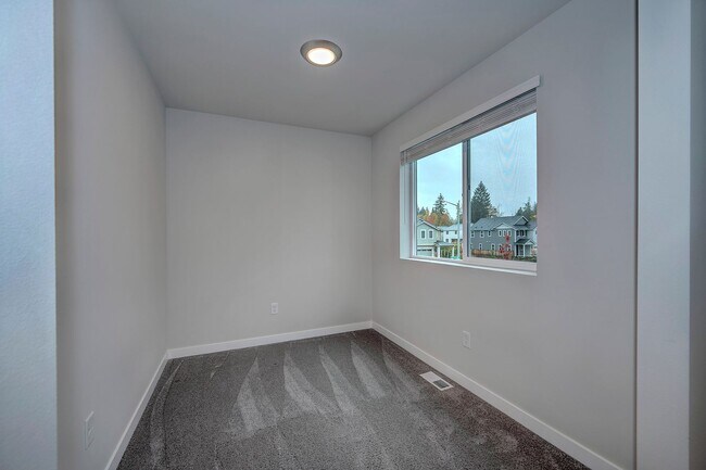 Building Photo - 5 bed 2 bath In Marysville