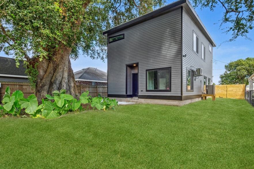 Fenced yard (Backyard grass is simulated) - 428 W Solidelle St