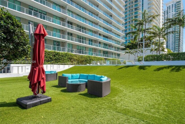 Building Photo - 1111 SW 1st Ave