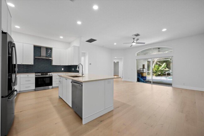 Building Photo - 204 Clocktower Dr