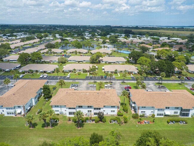 Building Photo - 1217 S Lakes End Dr