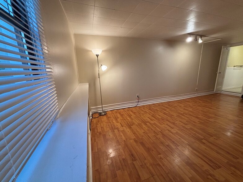 Main Room - 1534 Benton St