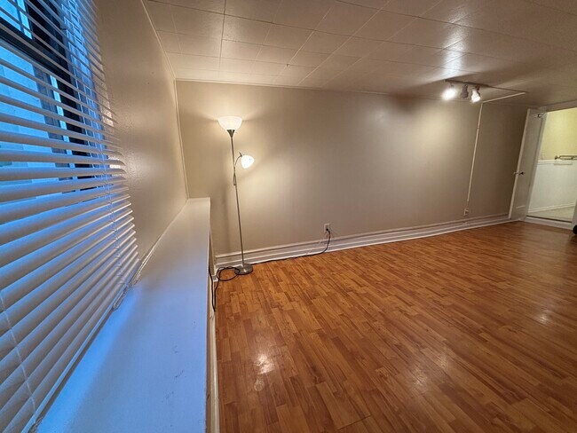 Main Room - 1534 Benton St