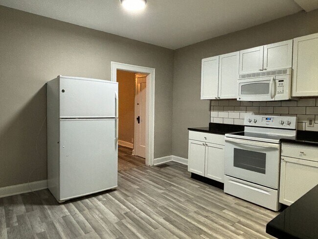 Building Photo - 3-Bed, 1-Bath Home – Fenced Yard, Off-Street Parking, Spacious Kitchen & In-Unit Laundry