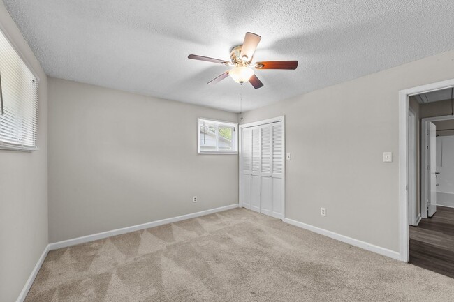 Building Photo - Updated Two Bedroom near Downtown Smithfie...